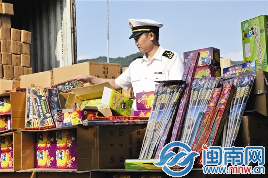 厦门海关查获走私出口烟花爆竹，威力约1吨炸药