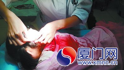 护士在帮小丽处理伤口