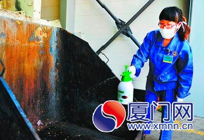江玲萍身着工作服