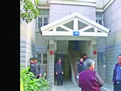 居民楼下贴着大大的喜字