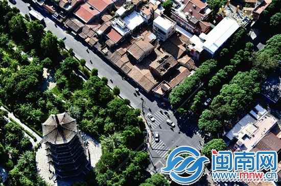 1.遥望西街，西塔如同古城画卷上的印章般醒目