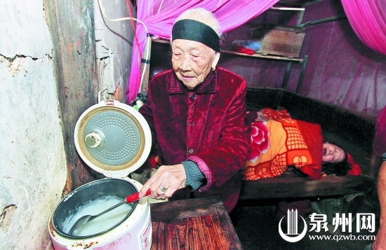 虽已年迈，王算仍每天为卧床的七旬女儿熬粥、擦身， 