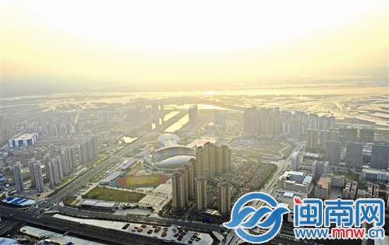 沐浴着晨光，海峡体育中心