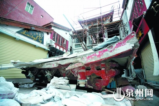 泮宫门楼的屋顶已被整体拆了下来