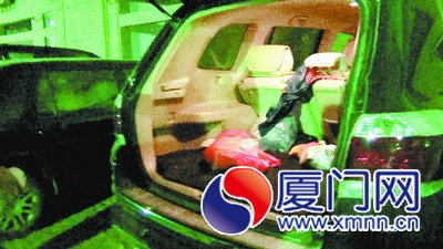 毒贩把毒品藏在车上，拿到钱才“交货”。