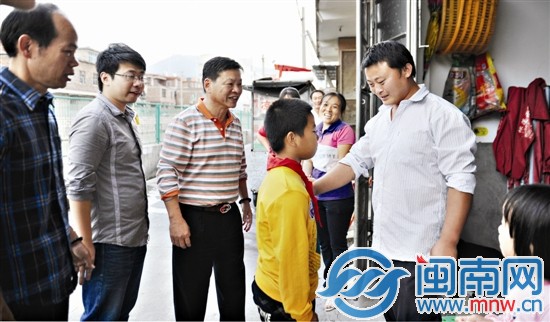 校长带着林友彬来感谢肖连友