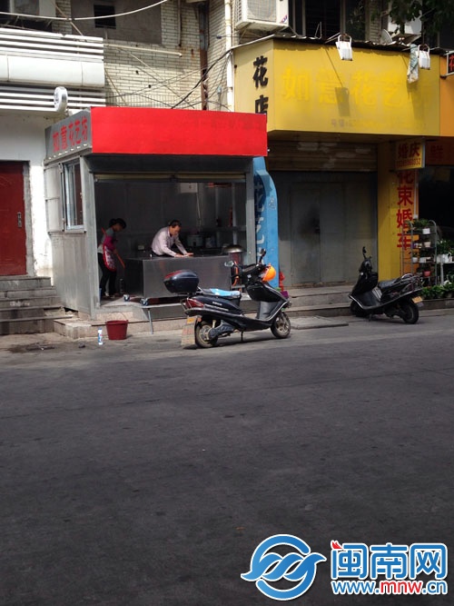 丰泽东美社区东美路口的环卫工休息点内开起了早餐店