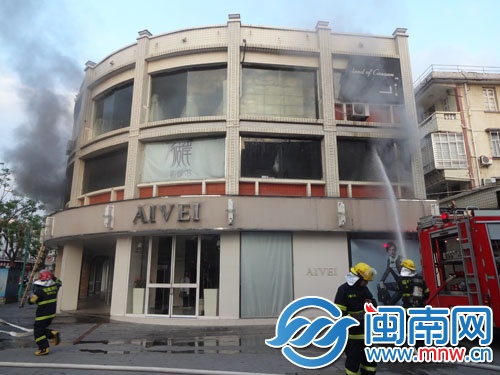 婚纱店二楼火势很大