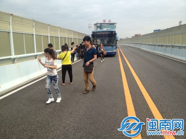 BRT车上的乘客全都下车，来到路上