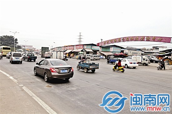 桥南水果批发市场位于324国道旁