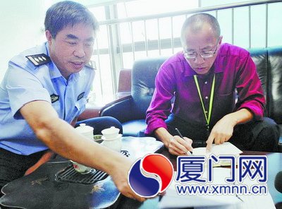 市民评代表在高速公路交警支队了解情况