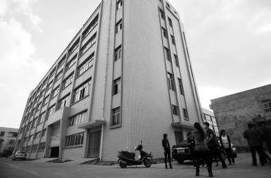 2男花3万扮土豪骗20商家200多万 临走还放鞭炮