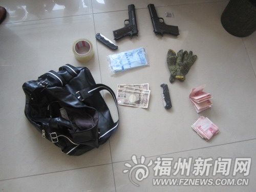 两男子驾摩托车飞车抢劫　民警扑向持刀者被割伤
