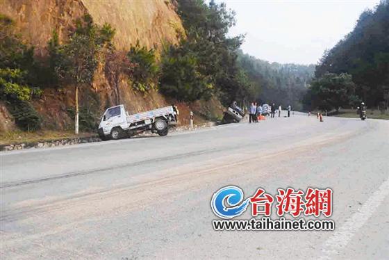 龙岩武平沙子撒落公路 三车接连惊险“飘移”