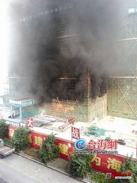 助力车自燃“惹火”脚手架 烧至两层楼高