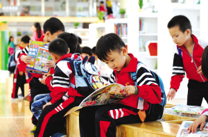 小盆友在看书