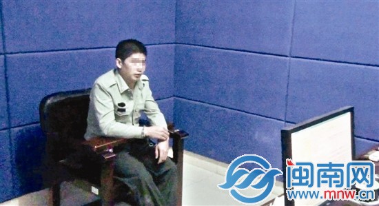 熊某穿着假警服接受审讯
