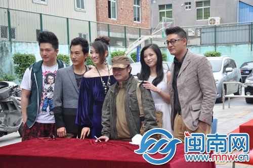 影片主要演员和导演合影