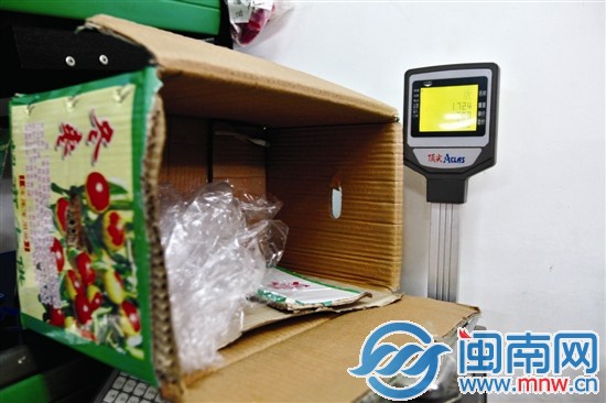 记者现场称的一个水果箱重1.7公斤