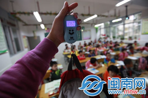 记者在三实小一年级对书包抽样称重，最轻1.75公斤， 