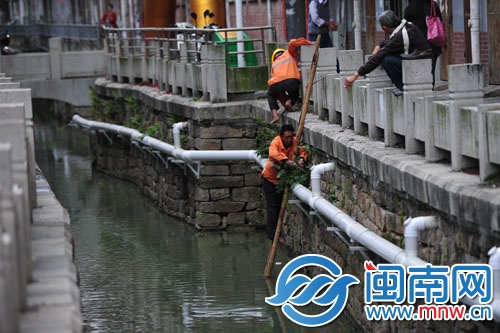 市政工人正在清除沟壁上的杂草