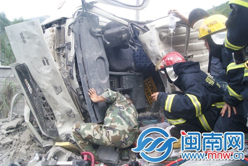 消防官兵破拆车头，救货车司机