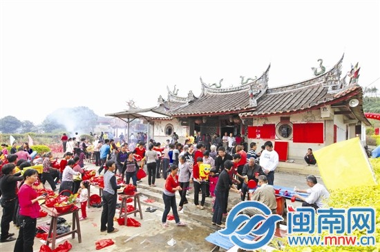村民们来皇龙宫祭拜