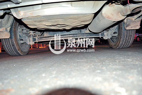 小车底盘从男子身上剐过