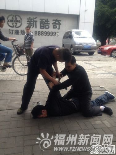 群众将高某按在地上