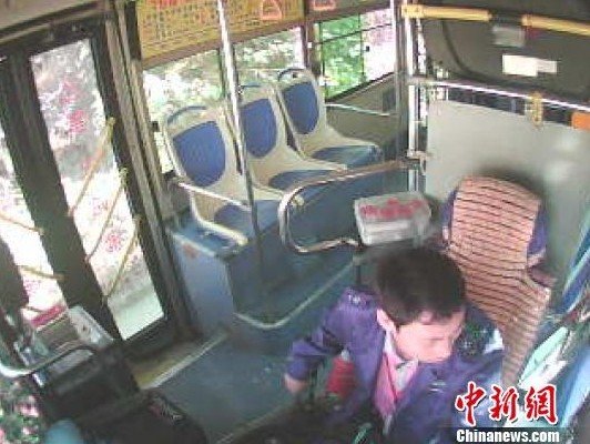 现场拆迁执法人员用对讲机砸破玻璃