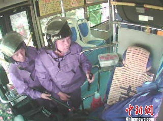 李甲军被殴打瞬间