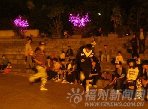 温泉公园一角，少年们正在练舞