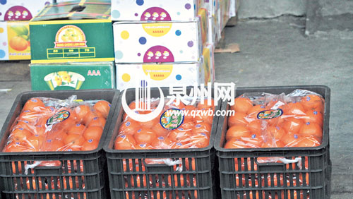 目前正是脐橙上市的好时节，中心市区商超、农贸市场 
