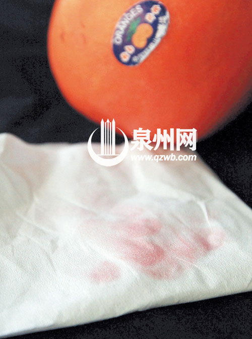 这个脐橙用纸巾擦拭后留下红色痕迹明显