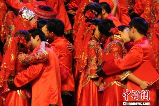 福州百对新人办集体婚礼 仪式展现中国风(图)3