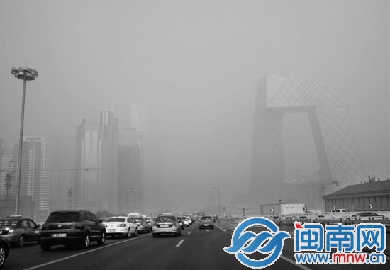 昨日，北京东三环两侧的建筑隐在雾霾中
