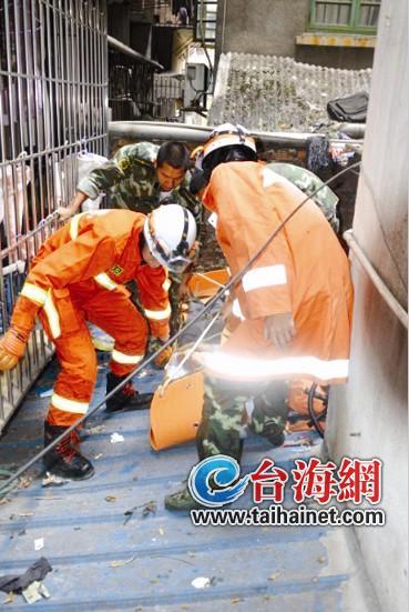 男子五楼坠至二楼 多处受伤身份成疑