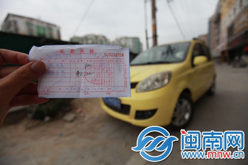 该小车被拖扣至兴达停车场，被收超标停车费和拖车费 