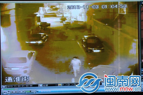 监控中该名穿白色上衣的男子连续刮车