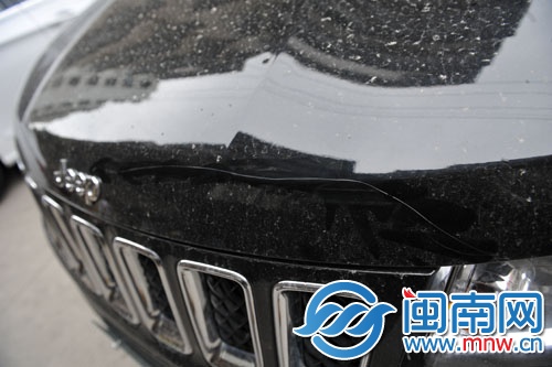 吉普车被刮一道长长的划痕