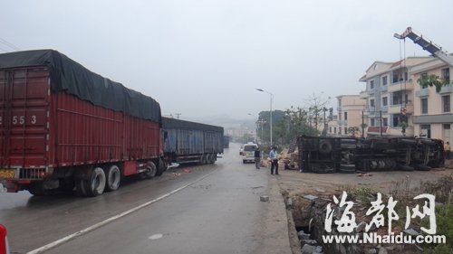 两车相撞停在路中间，另一部大货车侧翻路边