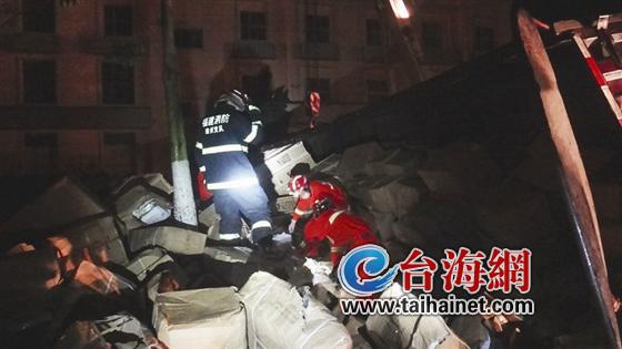挂车与货车迎面相撞