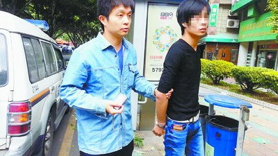 民警带犯罪嫌疑人指认作案现场