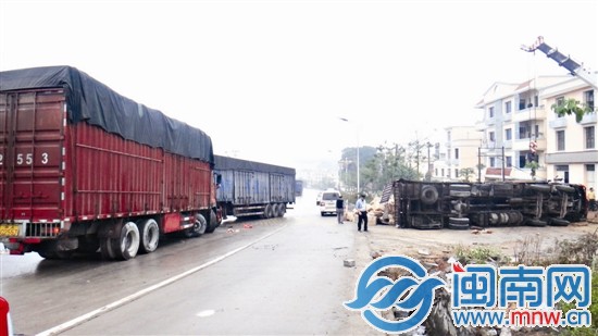 两车相撞停在路中间，另一部大货车侧翻在路边