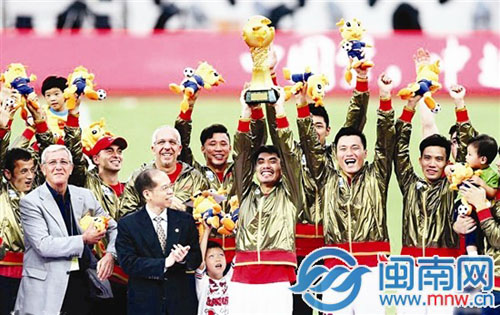广州恒大夺冠捧杯荣登领奖台，球员子女齐上阵共享三 