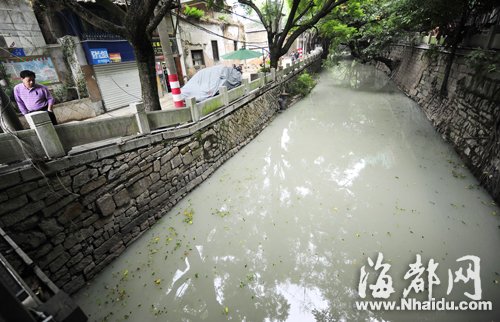安泰河成“牛奶河” 疑与附近地铁施工有关