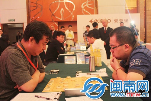 男子乙组的两位参赛选手正在对弈
