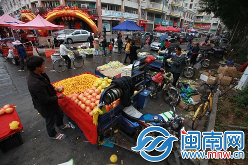 云谷集贸市场，小摊占道，交通拥堵