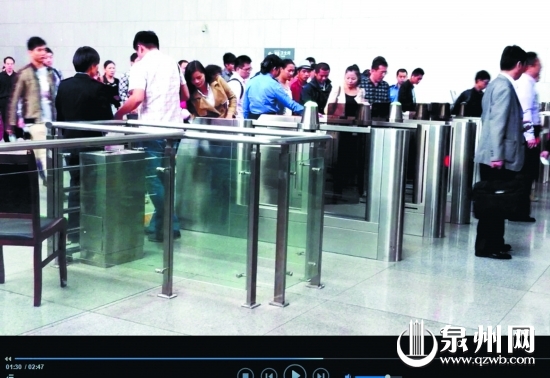 红衣男子紧贴一位旅客过闸机试图逃票