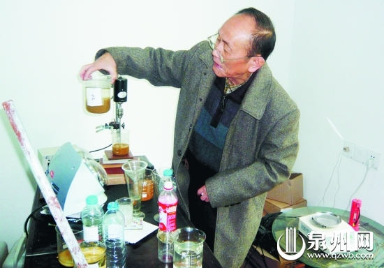 黄文龙老人在实验室专心研究环保装置